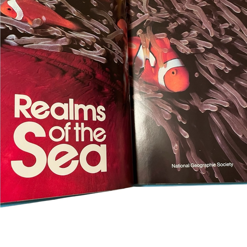 National Geographic Realms of the Sea Hardback Book. Beautiful pictures!